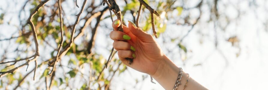 Earth-Toned Manicures: Meet This Season’s Nail Trend