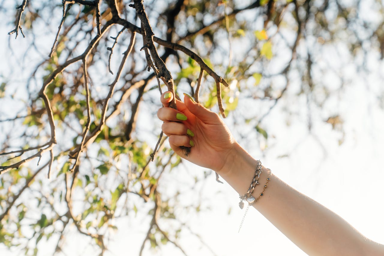 Earth-Toned Manicures: Meet This Season’s Nail Trend